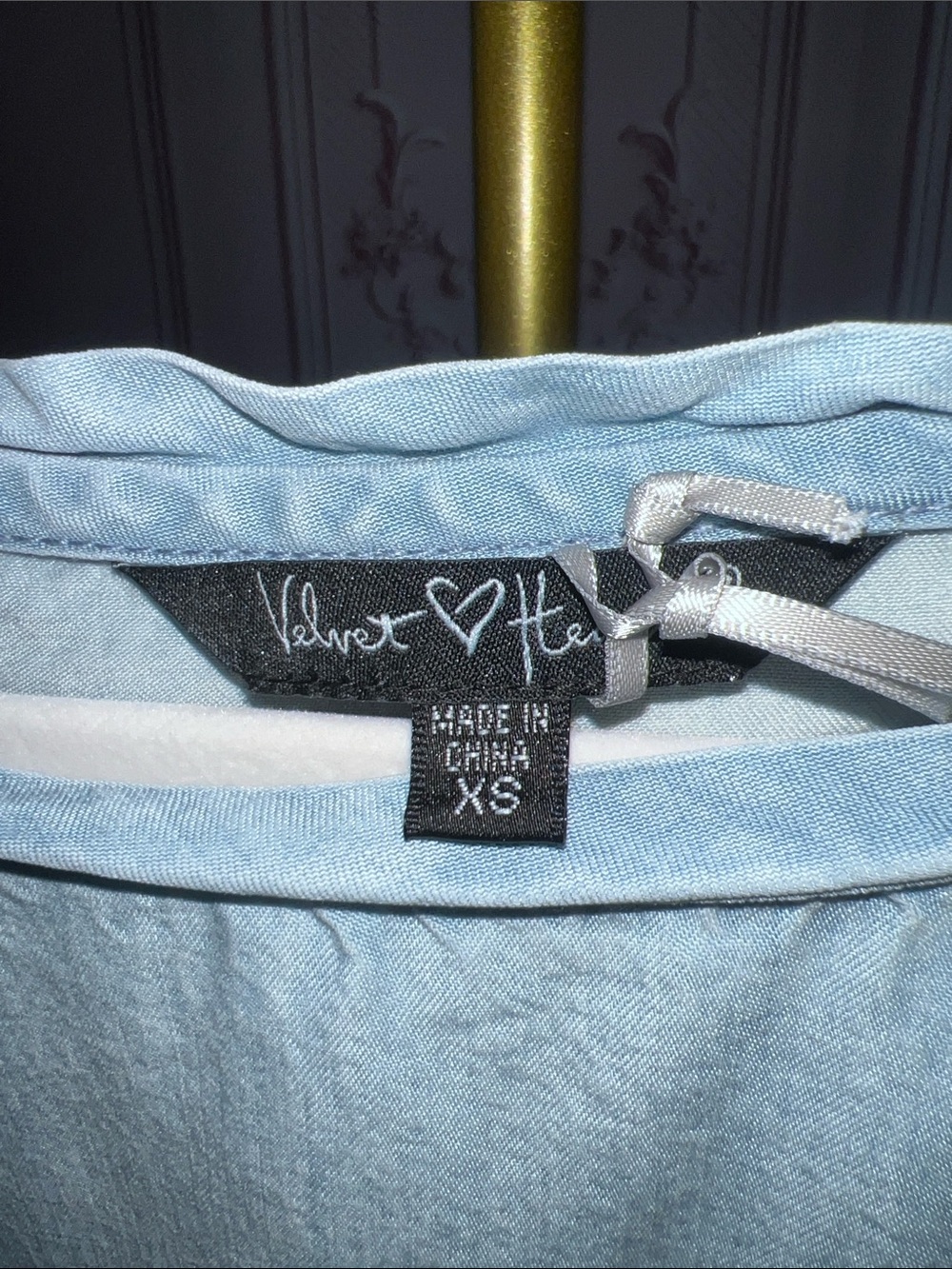 100% Tencel denim style light blue distressed short sleeve top crew neckline - Picture 3 of 5
